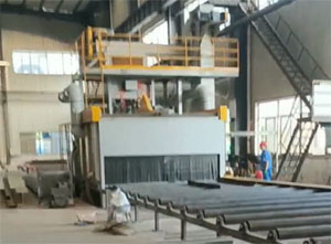 濟(jì)南鋼板預(yù)處理生產(chǎn)線(xiàn)安裝現(xiàn)場(chǎng)，包括拋丸機(jī)、噴漆室、烘干室等